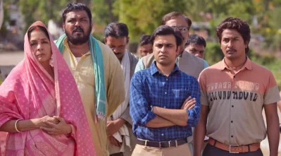 পঞ্চায়েতের মানুষেরা। ছবি: প্রাইম ভিডিও