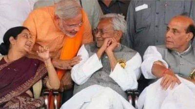নীতীশ কুমারের সঙ্গে কথা বলছেন নরেন্দ্র মোদি। ছবি: ফেসুবক