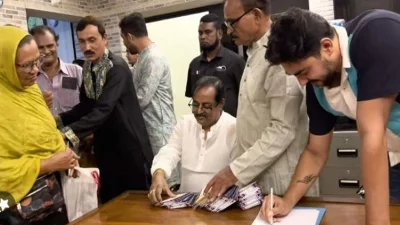 শিল্পীদেরকে ঈদ উপহার দিচ্ছেন ডিপজল। ছবি: সংগৃহীত