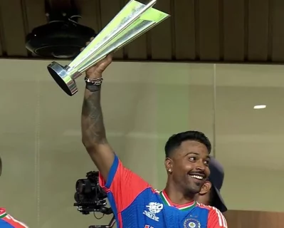 বিশ্বকাপের ট্রফি হাতে পান্ডিয়া।