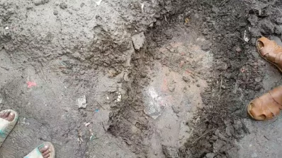 ভুয়া জোড়া কবর থেকে পাওয়া যায় স্থানীয় হেরিবন্ড রাস্তার ইট। ছবি: ইনডিপেনডেন্ট টেলিভিশন