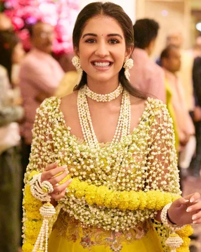 রাধিকার ওড়নার পাড়ে রয়েছে গাঁদা ফুলের কারুকাজ। ছবি: ইনস্টাগ্রাম থেকে সংগৃহীত