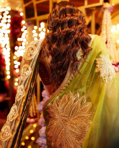 শাড়ির সঙ্গে পরেছিলেন গদবাঁধা হাফস্লিভ ব্লাউজ আর উজ্জ্বল টিয়ে রঙের ওড়না। ছবি: ইনস্টাগ্রাম থেকে সংগৃহীত