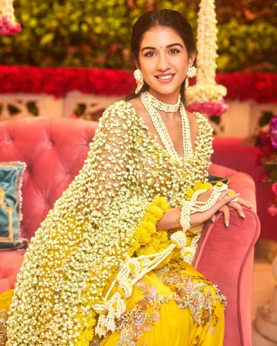 বেলিফুলের কুঁড়ি দিয়ে নকশা করা ছিল রাধিকার গোটা ওড়না। ছবি: ইনস্টাগ্রাম থেকে সংগৃহীত