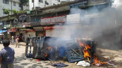 রোববার সকাল থেকে ঢাকার বিভিন্ন এলাকা হয়ে ওঠে রণক্ষেত্র। ছবি: ইনডিপেনডেন্ট