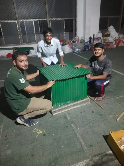 ‘বন্যায় ভাসমান বাসগৃহ’ প্রকল্পের গবেষক দলের সদস্যরা ‘তরী’ নামের ঘরের সামনে। ছবি: ইনডিপেনডেন্ট