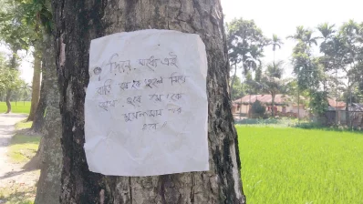 সেপ্টেম্বর মাসের শুরুতে ওই এলাকার হিন্দু পাড়ায় একটি গাছে চিঠি টাঙিয়ে দেওয়া অপহরণের হুমকির চিঠি। ছবি: ইনডিপেনডেন্ট টেলিভিশন
