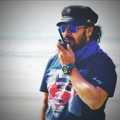 শুটিং সেটে খিজির হায়াত খান। ছবি: ফেসবুক থেকে নেওয়া