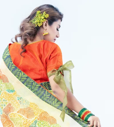 ব্লাউজের হাতায় থাকতে পারে ফিতার কাজ। ছবি: রঙ বাংলাদেশ