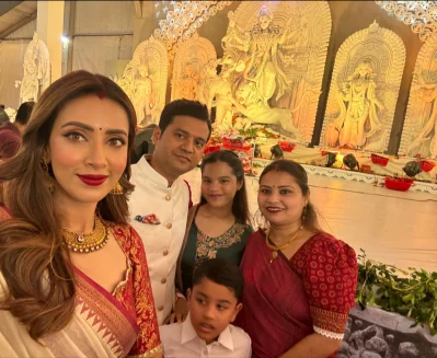 এবারের পূজায় স্বামী সনি পোদ্দার ও আত্মীয়স্বজনের সঙ্গে মিম। ছবি: ফেসবুক থেকে নেওয়া
