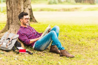 জোর করে কারো সাথে মেশার দরকার নেই, এতে হিতে বিপরীত হতে পারে। ছবি: ফ্রিপিক