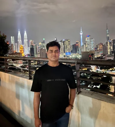 কুয়ালালামপুর শহরে লেখক। ছবি: সংগৃহীত