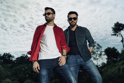 ক্যাজুয়াল ও ফরমালের জন্য রয়েছে ভিন্ন ভিন্ন পোশাক। ছবি: লা রিভ