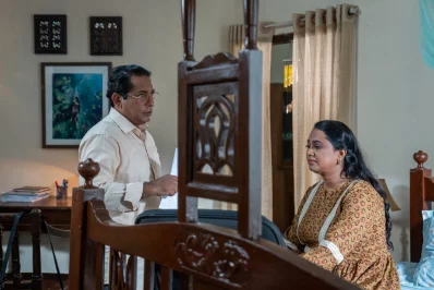 আরেকটি দৃশ্যে মোশাররফ করিম ও রোবেনা রেজা জুঁই। ছবি: চরকি