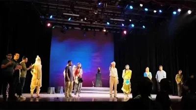 বিক্ষুব্ধ জনতার চাপে মাঝপথে নাটকটির প্রদর্শনী বন্ধ হয়ে যায়। ছবি: সংগৃহীত