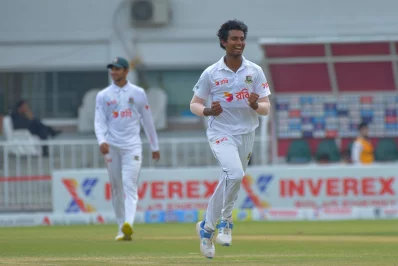 বোলিং তা-ও ভালোই হচ্ছে বাংলাদেশের, ব্যাটিংই ডোবাচ্ছে। ফাইল ছবি