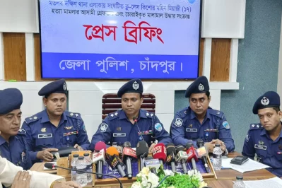 চাঁদপুরে অটোচালক মহিন মিয়াজী হত্যা মামলা নিয়ে সংবাদ সম্মেলন করছেন পুলিশ সুপার। ছবি: ইনডিপেনডেন্ট
