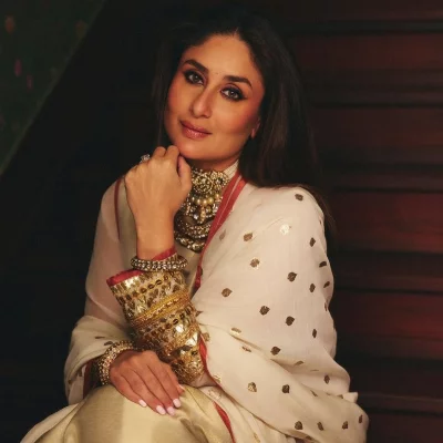 ডিজাইনার কুর্তায় অভিজাত নবাববাড়ির এই বধূ। ছবি: কারিনা কাপুরের ইন্সটাগ্রাম থেকে