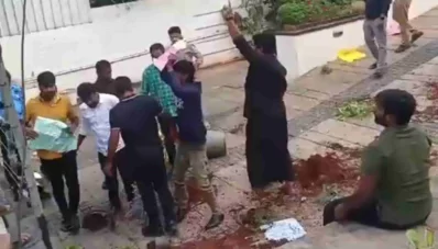 সামাজিকমাধ্যমে ছড়িয়ে পড়েছে আল্লু অর্জুনের বাড়িতে হামলার ভিডিও। ছবি: টাইমস অব ইন্ডিয়া