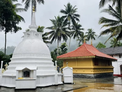 এখানে পাহাড়চূড়ায় অনেক মন্দির রয়েছে। ছবি: লেখক