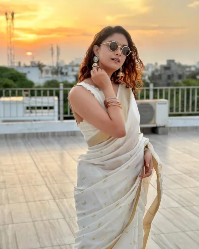 শাড়ির সঙ্গে মিলিয়ে পরেছেন ঝুমকা, চুড়ি ও ঘড়ি। ছবি: ইনস্ট্রাগ্রাম থেকে সংগৃহীত