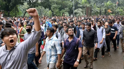 যেনতেন প্রকারে একটা নির্বাচন করে ক্ষমতায় ফের আওয়ামী লীগ এলেও এবার আর শেষ রক্ষা হলো না। ছবি: রয়টার্স