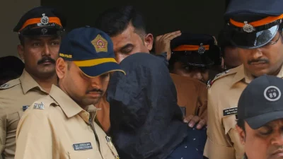আদালতে হাজির করার সময় শরিফুলের মুখ কালো কাপড়ে ঢাকা ছিল। ছবি: হিন্দুস্তান টাইমস