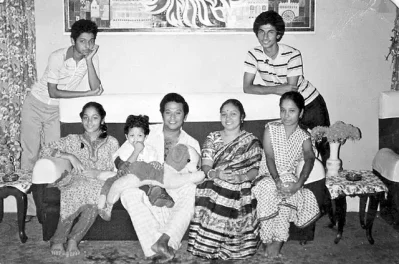 পরিবারের সঙ্গে রাজ্জাক। ছবি: সংগৃহীত