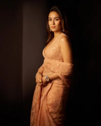 সূক্ষ্ম লেস এমব্রয়ডারি দিয়ে তৈরি এই শাড়িটিতে ফুটে উঠেছে ফুলেল ছাপ। ছবি: ইনস্ট্রাগ্রাম থেকে
