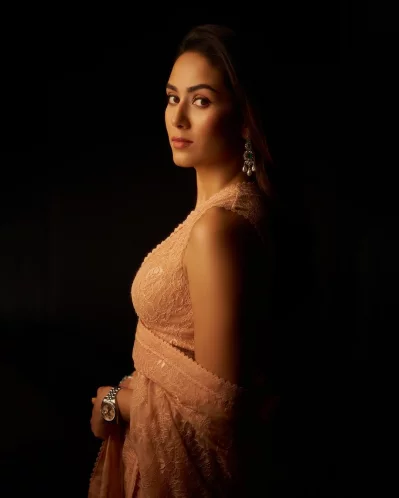 শেষ ছোঁয়া হিসেবে পীচ রঙের লিপস্টিক পুরো লুকটিকে সম্পূর্ণ করে তোলে। ছবি: ইনস্ট্রাগ্রাম থেকে
