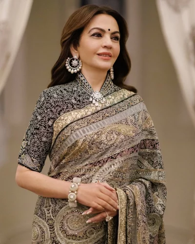 ডোনাল্ড ট্রাম্পের নৈশভোজে নীতা আম্বানি হাজির হয়েছিলেন জামদানি শাড়িতে। ছবি: ইনস্ট্রাগ্রাম থেকে