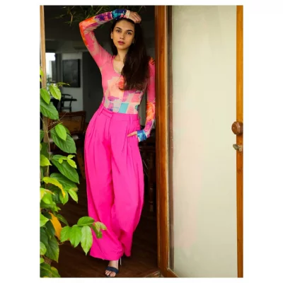 গোলাপি রঙের বডিস্যুটের সঙ্গে অদিতি পরেছেন একইরঙা ওয়াইড-লেগ প্যান্ট। ছবি: ইন্সটাগ্রাম থেকে