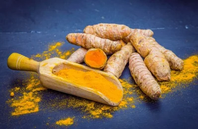ত্বকে হলুদের গুঁড়া ব্যবহার না করে, হলুদ বাটা লাগানো ভালো। ছবি: ফ্রিপিক