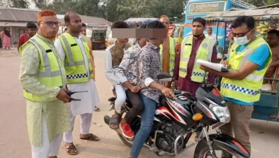 প্রয়োজনীয় কাগজ না থাকায় প্রায়ই সড়কে মটরসাইকেল জব্দ করতে দেখা যায় পুলিশকে। সংগৃহীত ছবি