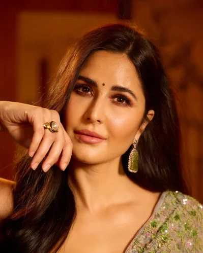 প্যাস্টেল আউটফিটে রঙের ছোঁয়া দিতে, চোঙার মতো এমারেল্ড কানের দুল পরেছিলেন। ছবি: ইনস্টাগ্রাম থেকে