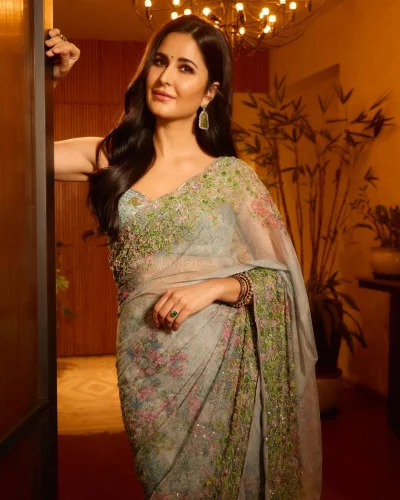ঢেউ খেলানো এই চুল তাঁর সাজকে আরও প্রাণবন্ত করে তুলেছিল। ছবি: ইনস্টাগ্রাম থেকে