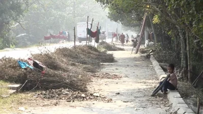 মূল রাস্তার পাশের এই সাবলেনটিতে কোনো যানবাহন চলে না। ছবি: দিলীপ গৌর