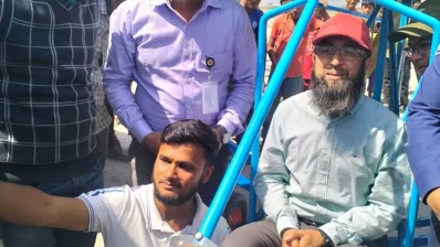 জুলহাস মোল্লার তৈরি উড়োজাহাজে জেলা প্রশাসক ডা. মানোয়ার হোসেন মোল্লা । ছবি: ইনডিপেনডেন্ট টেলিভিশন
