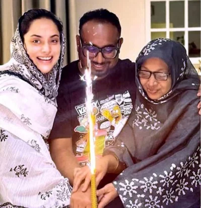 এবারের জন্মদিনে মা ও তমাকে নিয়ে কেক কাটছেন রাফী। ছবি: ফেসবুক থেকে নেওয়া