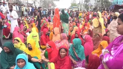 গাজীপুরে বেতনের দাবিতে রাস্তা অবরোধ করে রেখেছেন গার্মেন্ট শ্রমিকরা। ফাইল ছবি