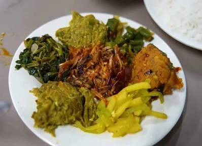 হোটেলগুলোতে কম টাকায় খেতে চাইলে নিতে পারেন ভর্তা প্যাকেজ। ছবি: সংগৃহীত