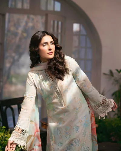 সূক্ষ্ম এমব্রয়ডারি এবং আধুনিক শৈলীর মিশ্রণ তৈরি এসব পোশাক। ছবি: ইনস্টাগ্রাম থেকে