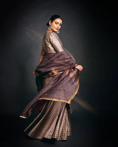 মৌনি রয়ের লং কালো গাউন এবং ম্যাচিং লং কোটের মতো পোশাক পরতে পারেন। ছবি: ইনস্টাগ্রাম থেকে