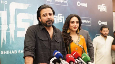 বিশেষ প্রদর্শনীতে সাংবাদিকদের সঙ্গে কথা বলছেন আফরান নিশো ও তমা মির্জা। ছবি: চরকি
