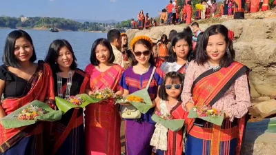 পুরনো বছরকে বিদায় জানাতে নদীতে ফুল ভাসায় আদাবাসীরা। ছবি: ইনডিপেনডেন্ট টেলিভিশন
