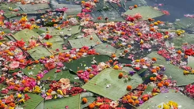 নদীতে ফুল ভাসিয়ে নতুন বছরকে বিদায়। ছবি: ইনডিপেনডেন্ট টেলিভিশন
