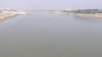 বাংলাদেশ অংশের ব্রহ্মপুত্র নদের নমুনা নিয়ে গবেষণা করেন গবেষকেরা। ছবি: ইনডিপেনডেন্ট টেলিভিশন