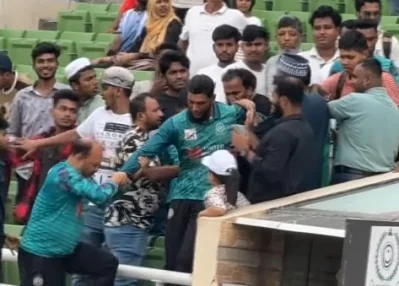 গ্যালারিতে মাহমুদউল্লাহ রিয়াদ। ছবি: ভিডিও থেকে নেয়া