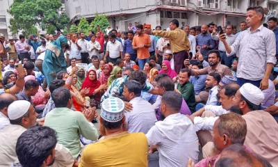 সরকারি কর্মচারীরা আন্দোলন করে রাজনৈতিক দলের মতো সবকিছু অচল করে দেওয়ার হুমকি দেবে, প্রধান ফটকে তালা লাগিয়ে স্লোগান দেবে–এটা কি প্রত্যাশিত? সংগৃহীত ছবি