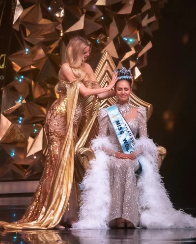 সুচাতার মাথায় মুকুট পরিয়ে দেন সাবেক বিশ্বসুন্দরী ক্রিস্টিনা। ছবি: ইনস্টাগ্রাম থেকে নেওয়া